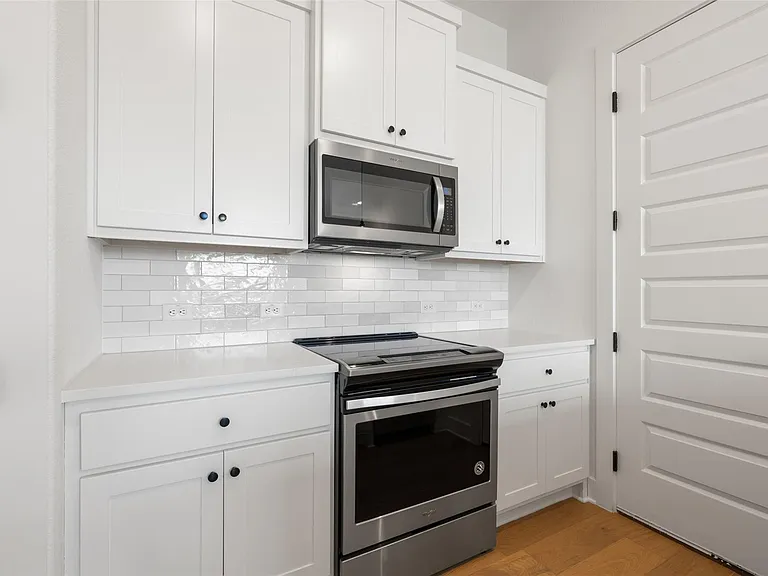 308 E 19th 1/2 St #308 — Photo 15