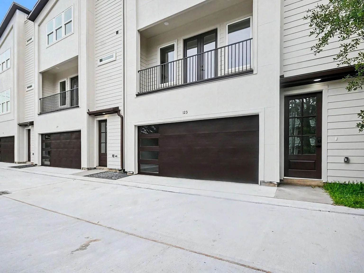 3 bed, 3.5 bath, 1949 sqft, $2,650 — Photo 2