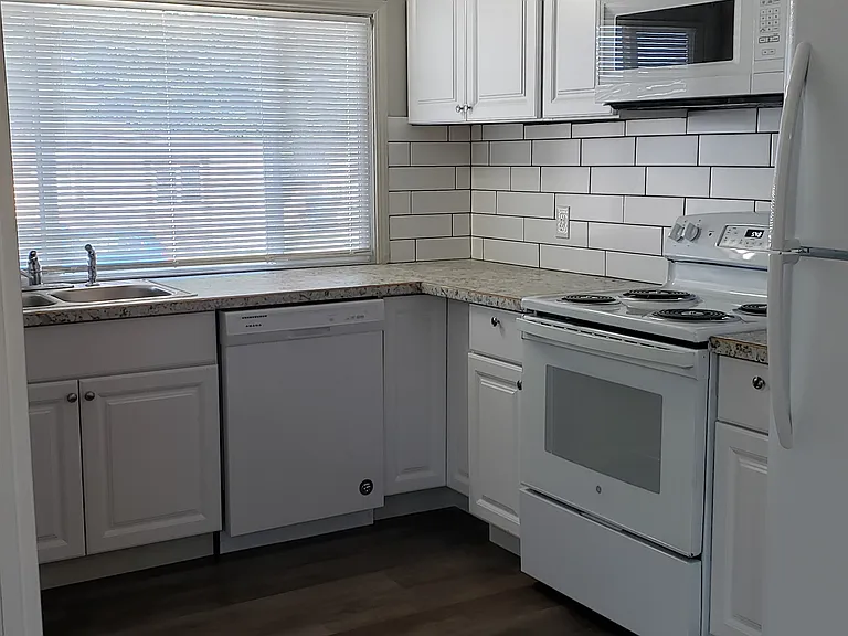 121 Teakwood St — Photo 9