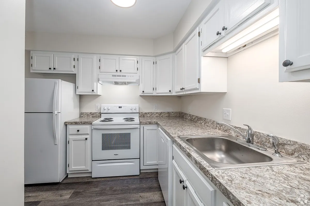 Building Photo - 400 W Genesee St #174