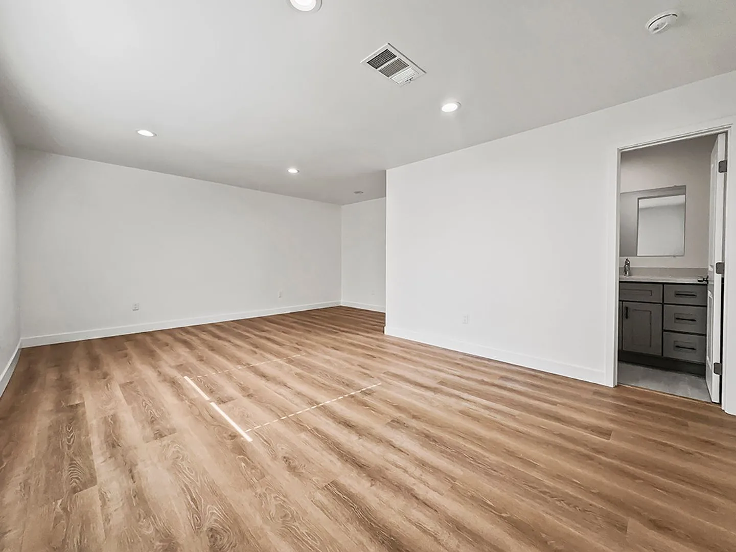 Showing Times: to schedule a viewing, please contact us — Photo 4