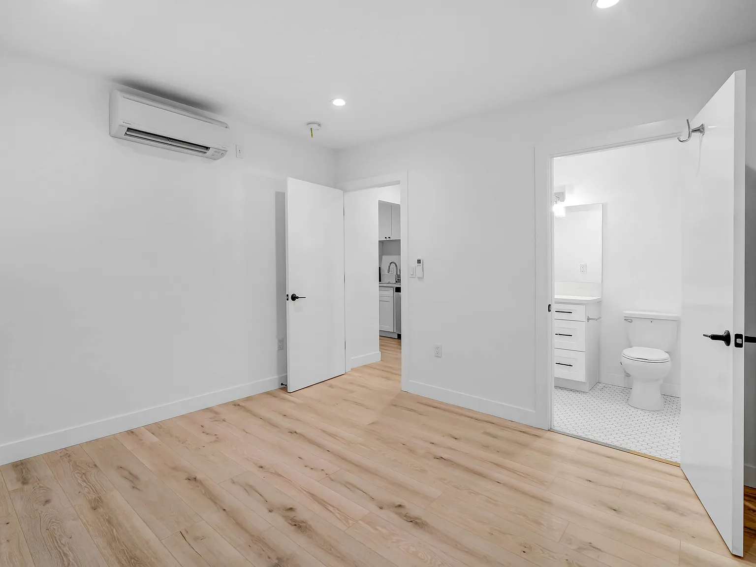 2 bed, 800 sqft, $2,700 — Photo 4