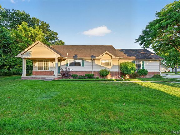 4th image of 16830 Kenwood Ct