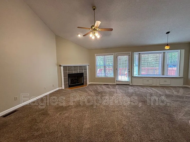 216 Waters Cir — Photo 9