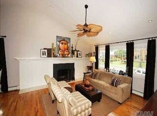 23 Sycamore Ln, Commack, NY 11725