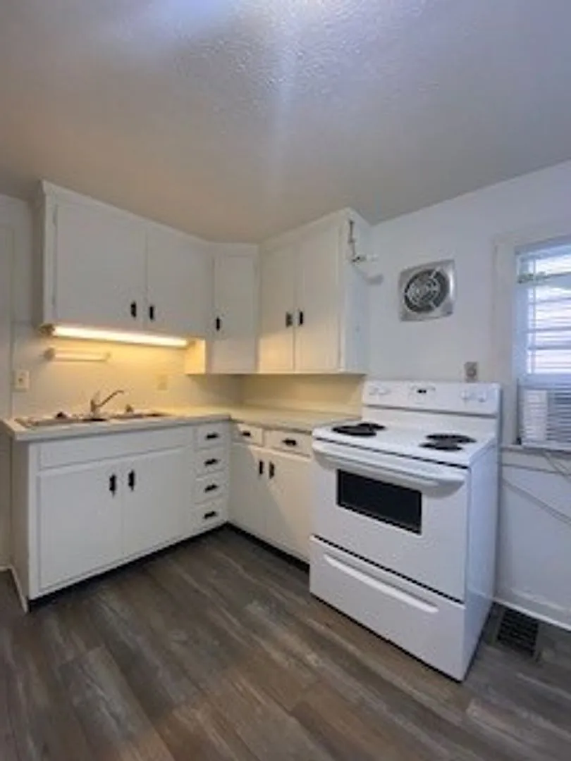 748 N Lake St — Photo 1