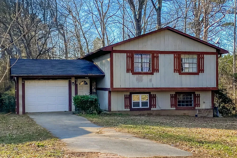 4 bed, 2.0 bath, 1796 sqft, $2,015 — Photo 1