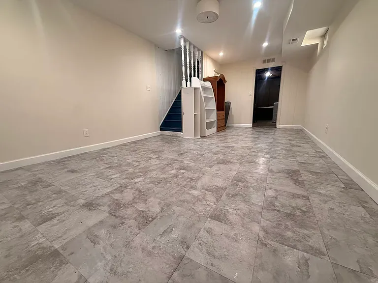 969 Armstrong Ave — Photo 4