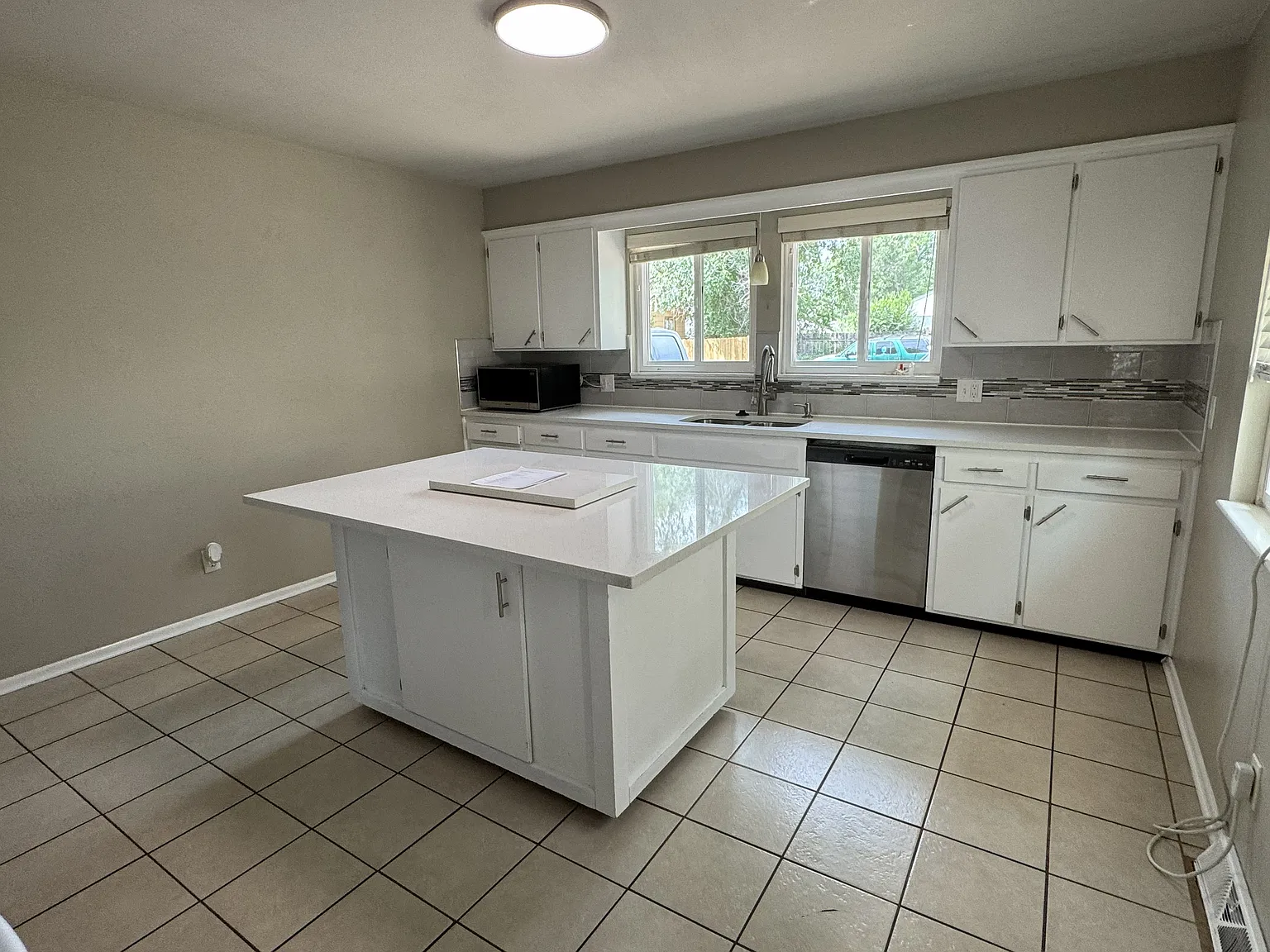 1716 Peterson St — Photo 3