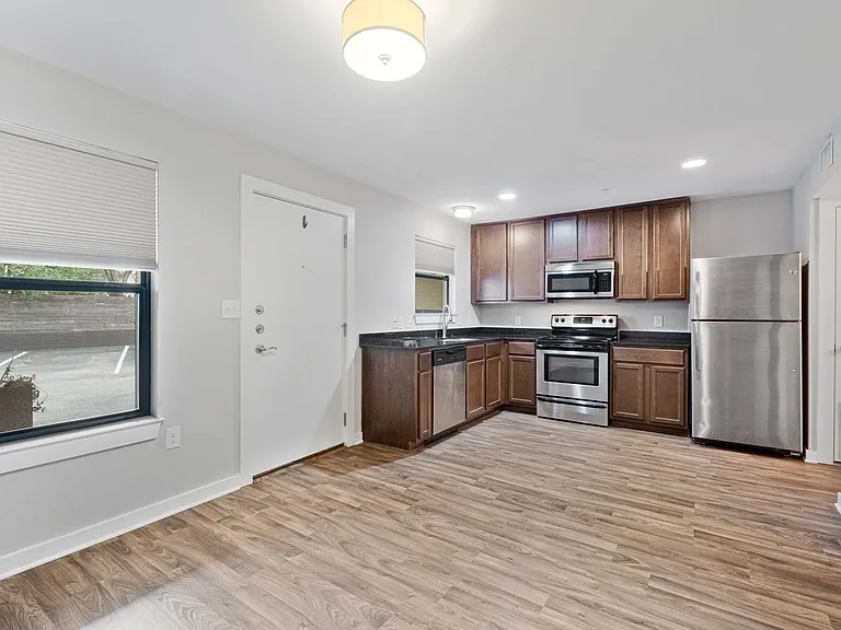 924 E 51st St #101 — Photo 6