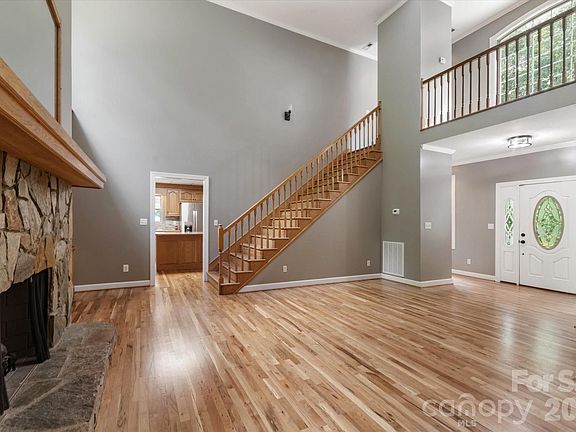 5th image of 690 Stacy Hill Rd