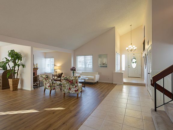 3 Living Room / Entry