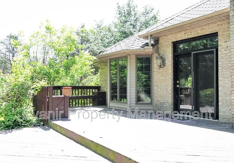 113 Brittany Ln — Photo 37