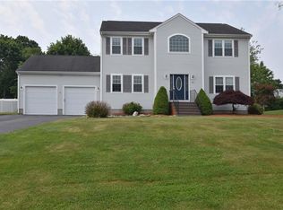 33 Ford Farm Rd, Tiverton, RI 02878