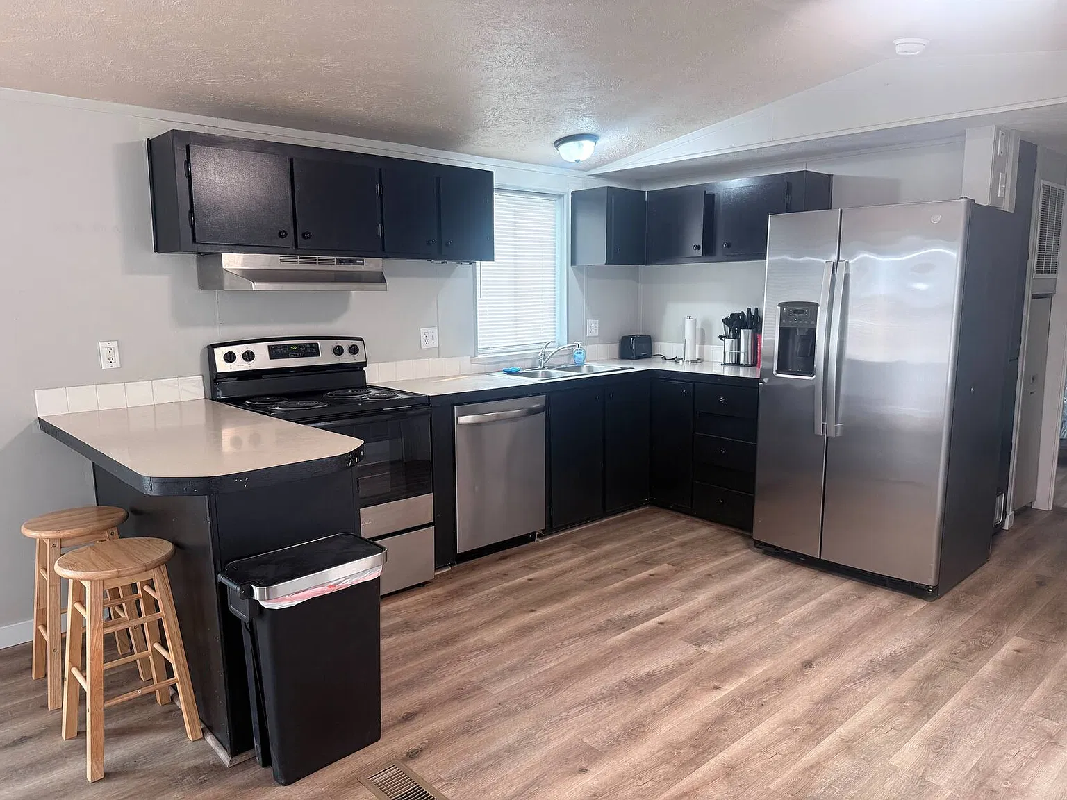3 bed, $1,975 — Photo 4