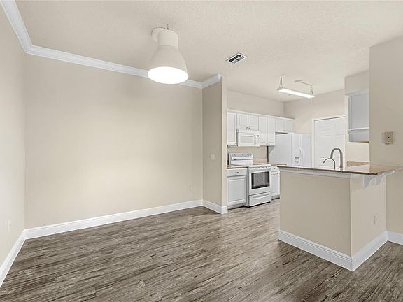 3rd image of 431 Southern Pecan Cir Unit 201