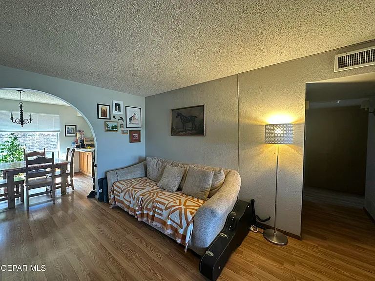 504 E University Ave — Photo 5
