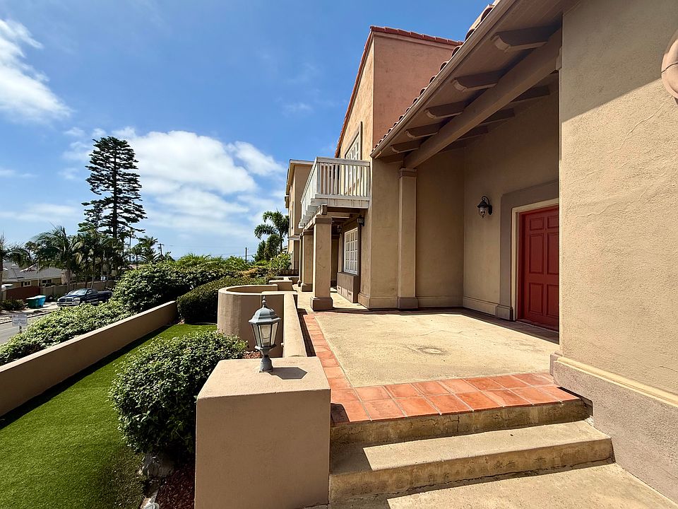 Amazing views of downtown San Diego, Mission Bay and the Ocean from the front of the house!
