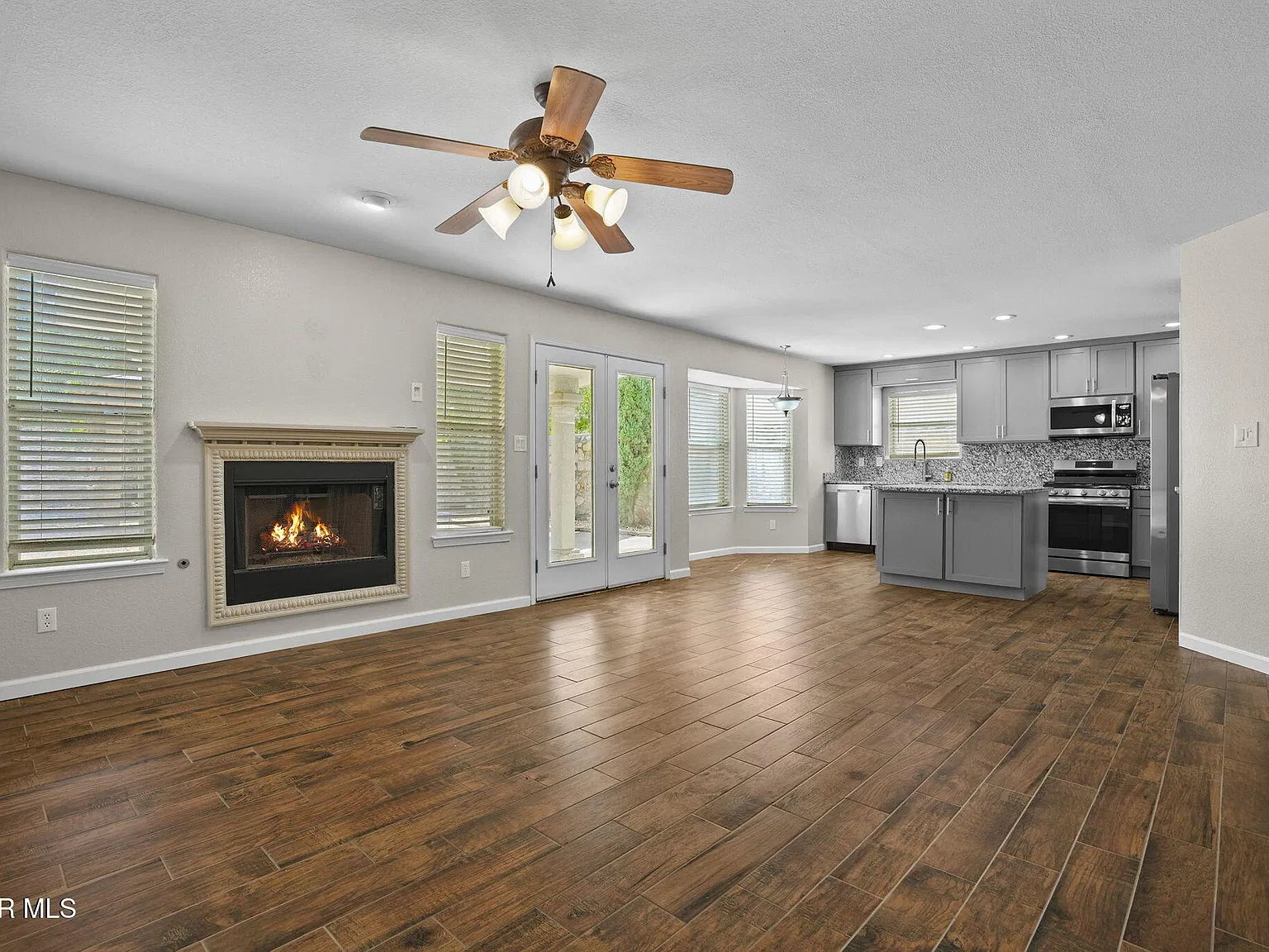 3 bed, 3.0 bath, 2639 sqft, $2,900 — Photo 2
