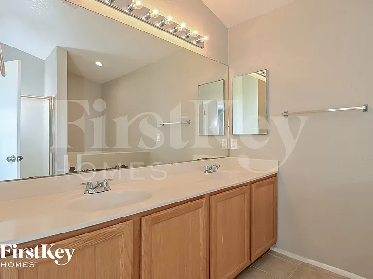1161 N Chamberlain Pl — Photo 9