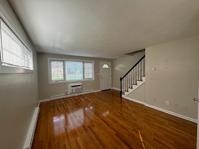 Farmington Court Apartments — Photo 9