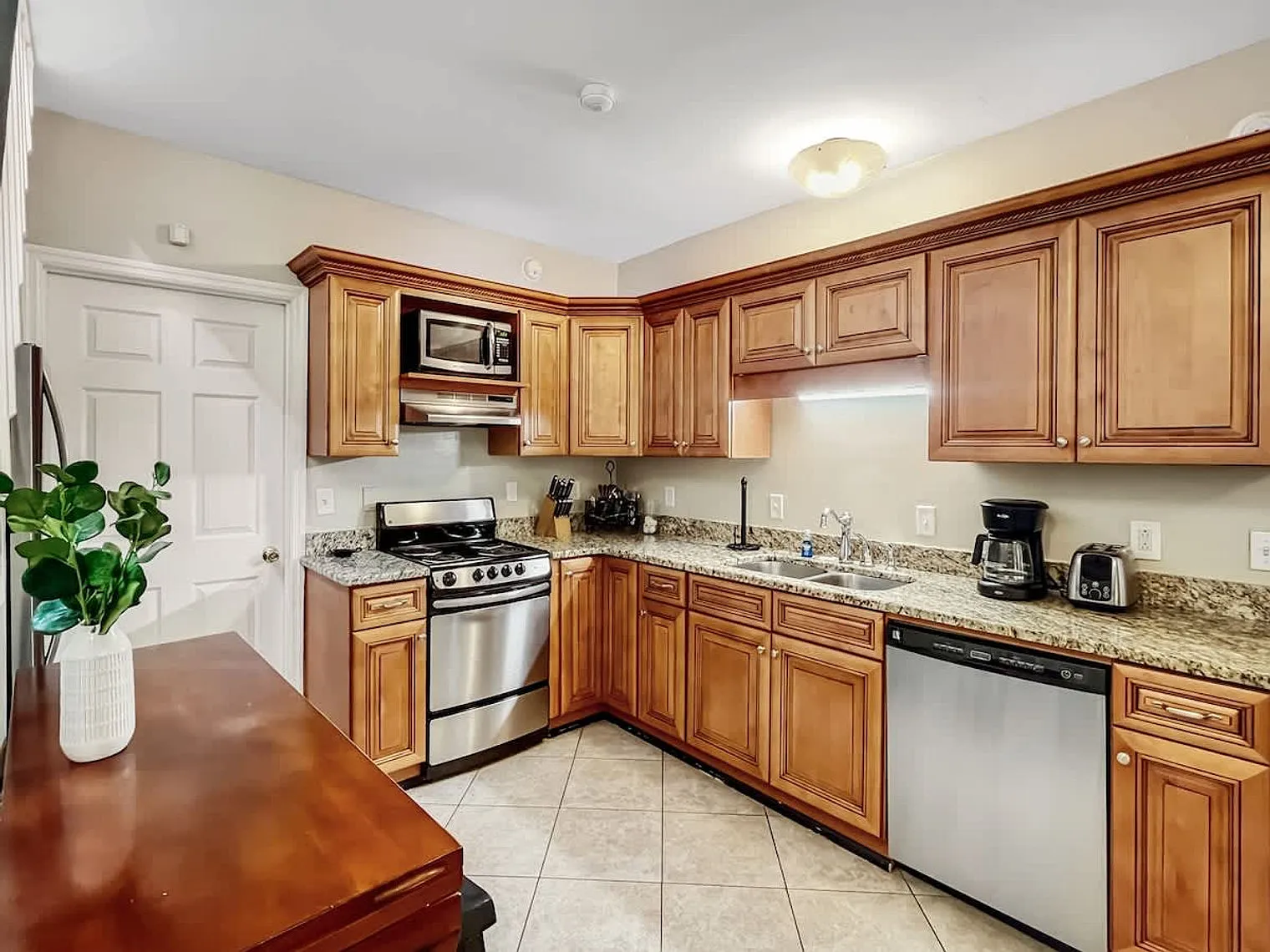 2 bed, 1.0 bath, 893 sqft, $2,874 — Photo 3
