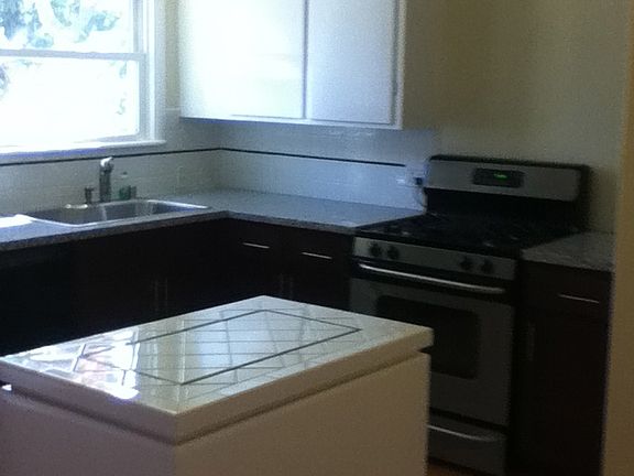  gas stove, granite counters