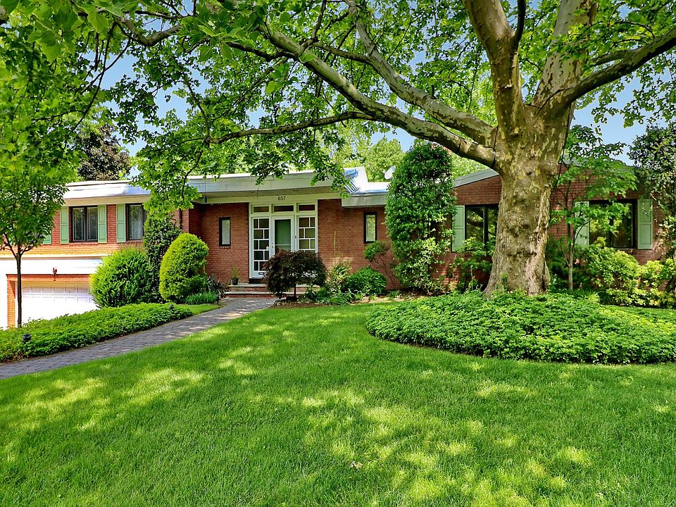 1st image of 657 Mountain Dr