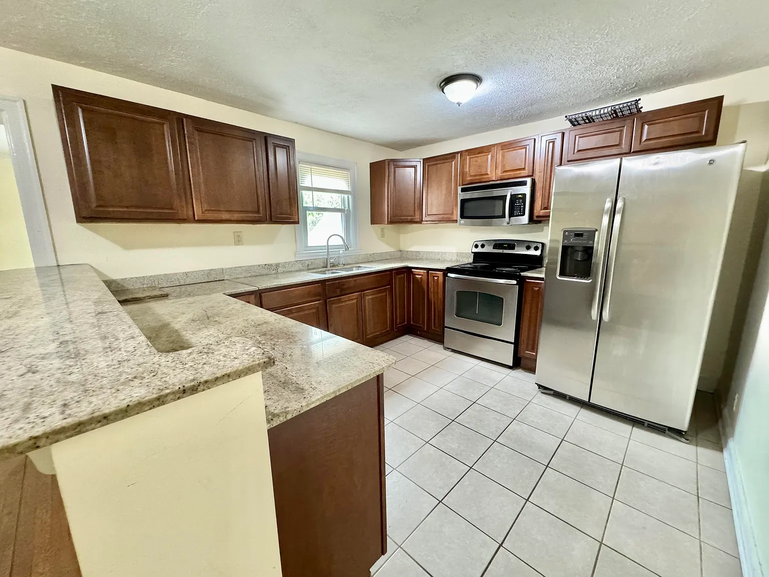 4 bed, 2.0 bath, 2162 sqft, $3,300 — Photo 3