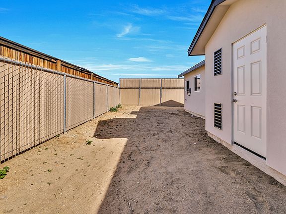 2nd image of 1340 W Mariposa Ave