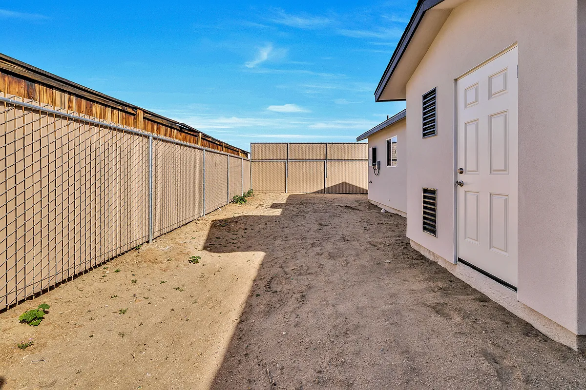 Building Photo - 1340 W Mariposa Ave