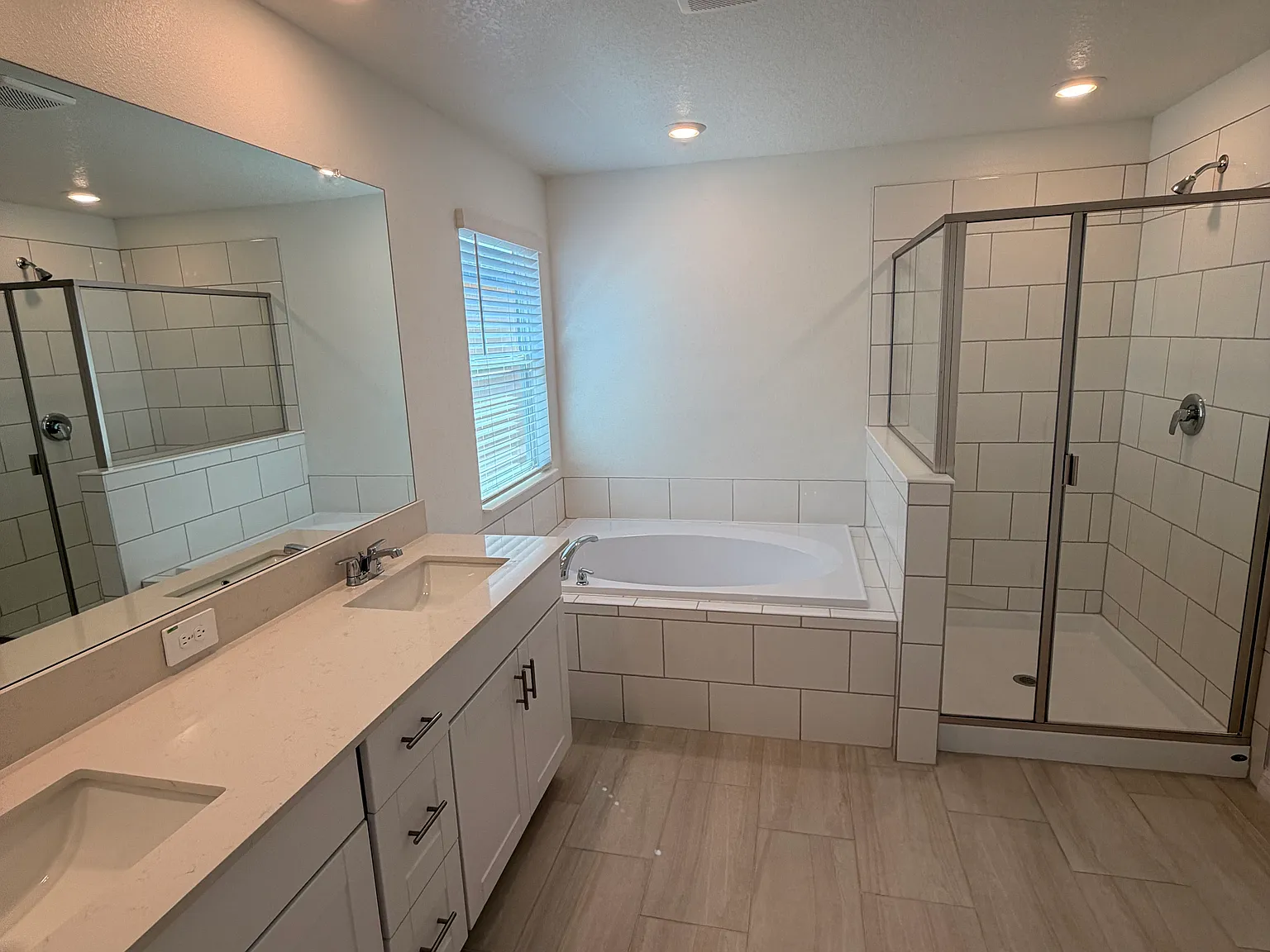 4 bed, 3.5 bath, 2404 sqft, $2,950 — Photo 2