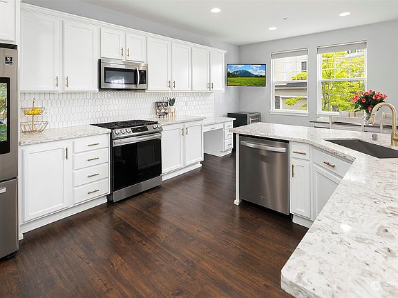 3rd image of 1601 NE Katsura Street #602