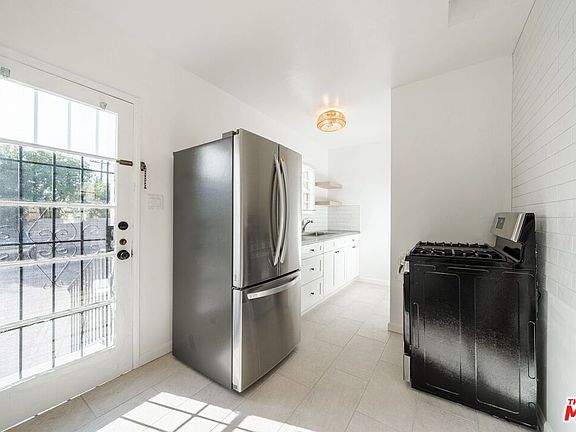 3rd image of 823 Highland Ave