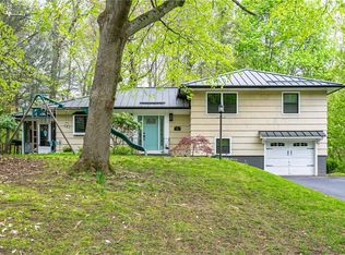 549 Oakridge Dr, Irondequoit, NY 14617