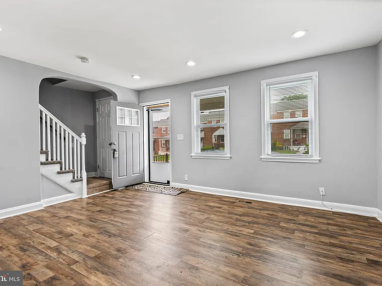 1015 Lyndhurst St — Photo 4