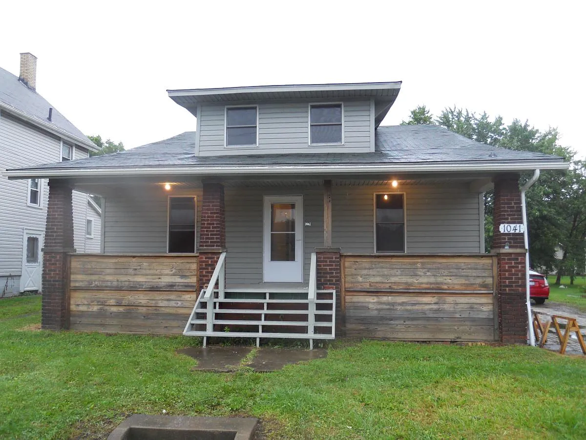 1041 W Ely St photo 1