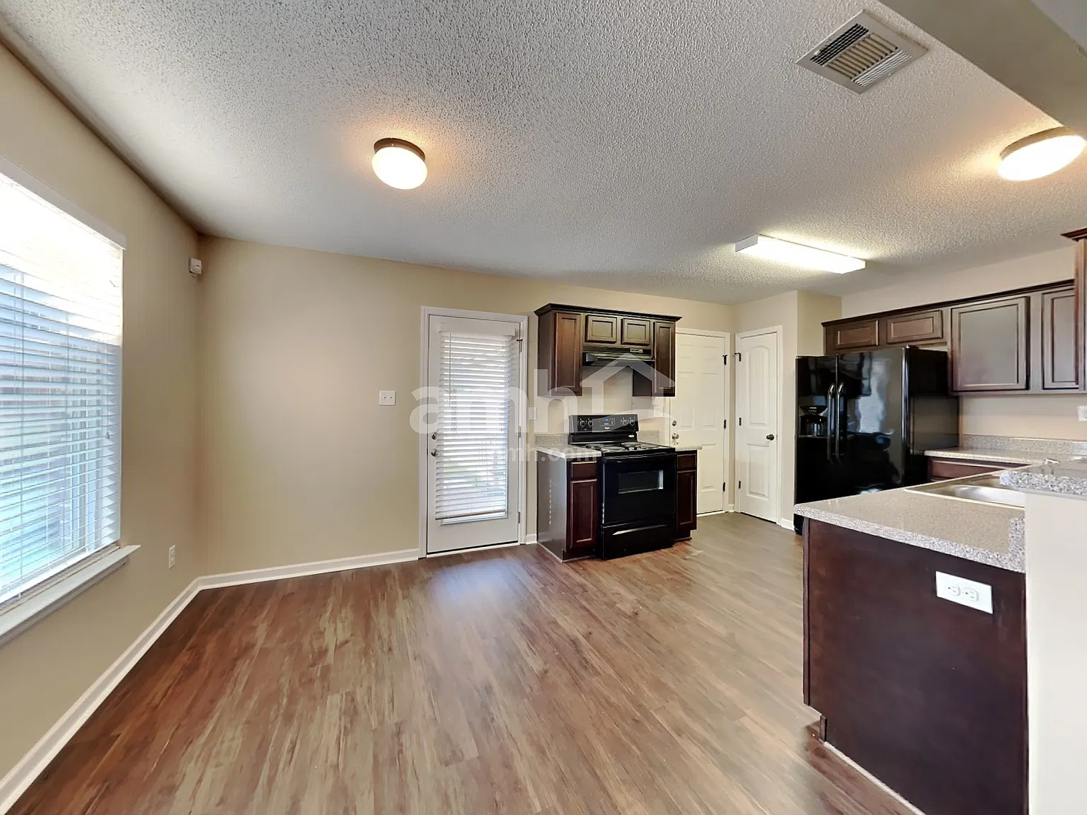 3 bed, 2.0 bath, 1357 sqft, $1,780 — Photo 4