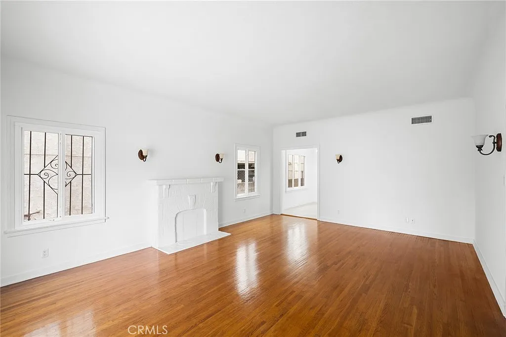 218-216 E Windsor Rd — Photo 3