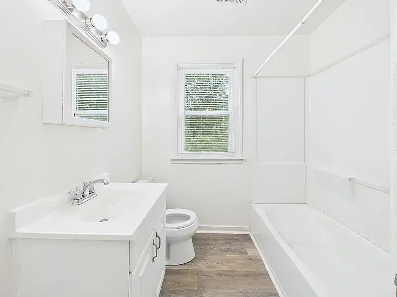 3 bed, 864 sqft, $1,872 — Photo 2