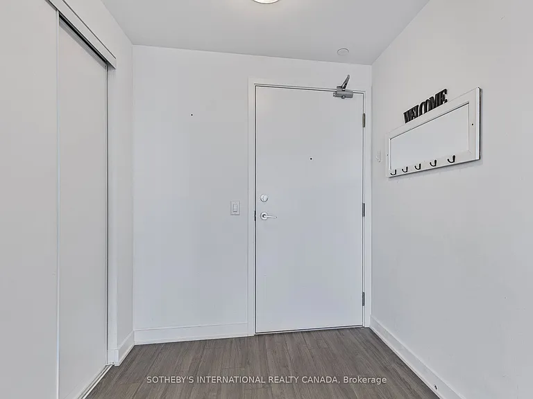 681 Yonge St #403 — Photo 2