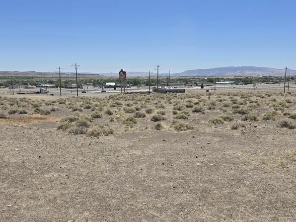 1295 Mountain Dr, Silver Springs, NV 89429