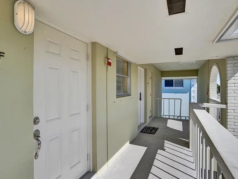 2311 NE 36th St #2F — Photo 3