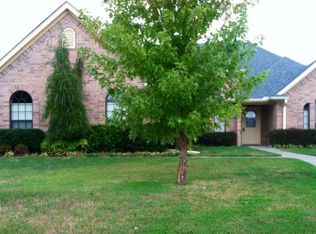 173 Corley Cir, Wake Village, TX 75501