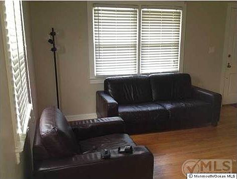 3rd image of 916 Park Pl