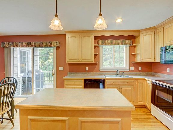 4th image of 11 Villa Dr