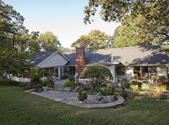 Lovely backyard oasis