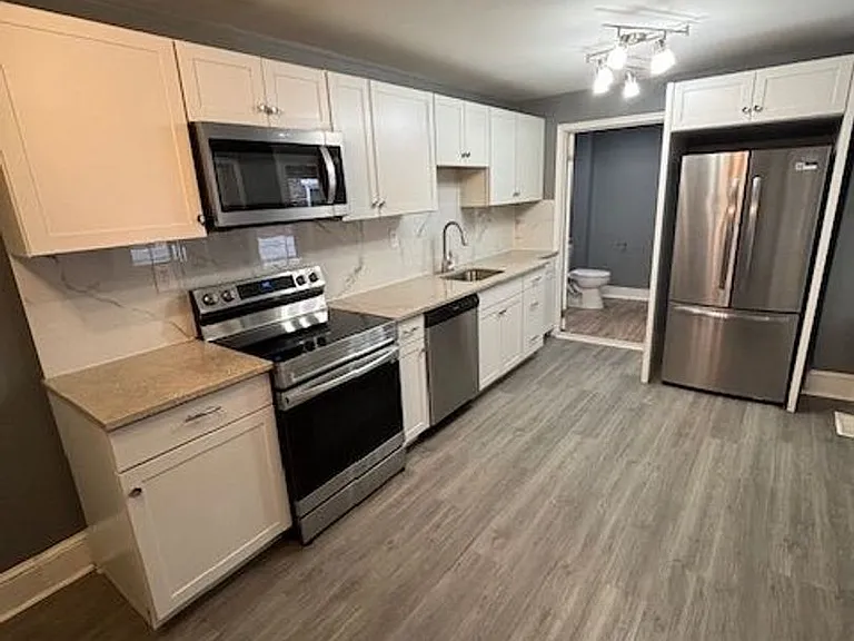 228 N Evans St — Photo 2