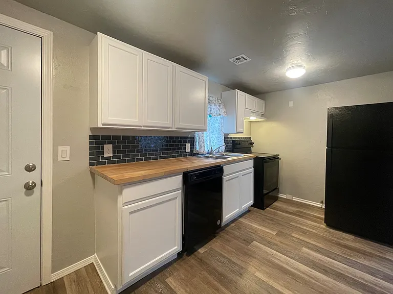 824 NW 45th St — Photo 6