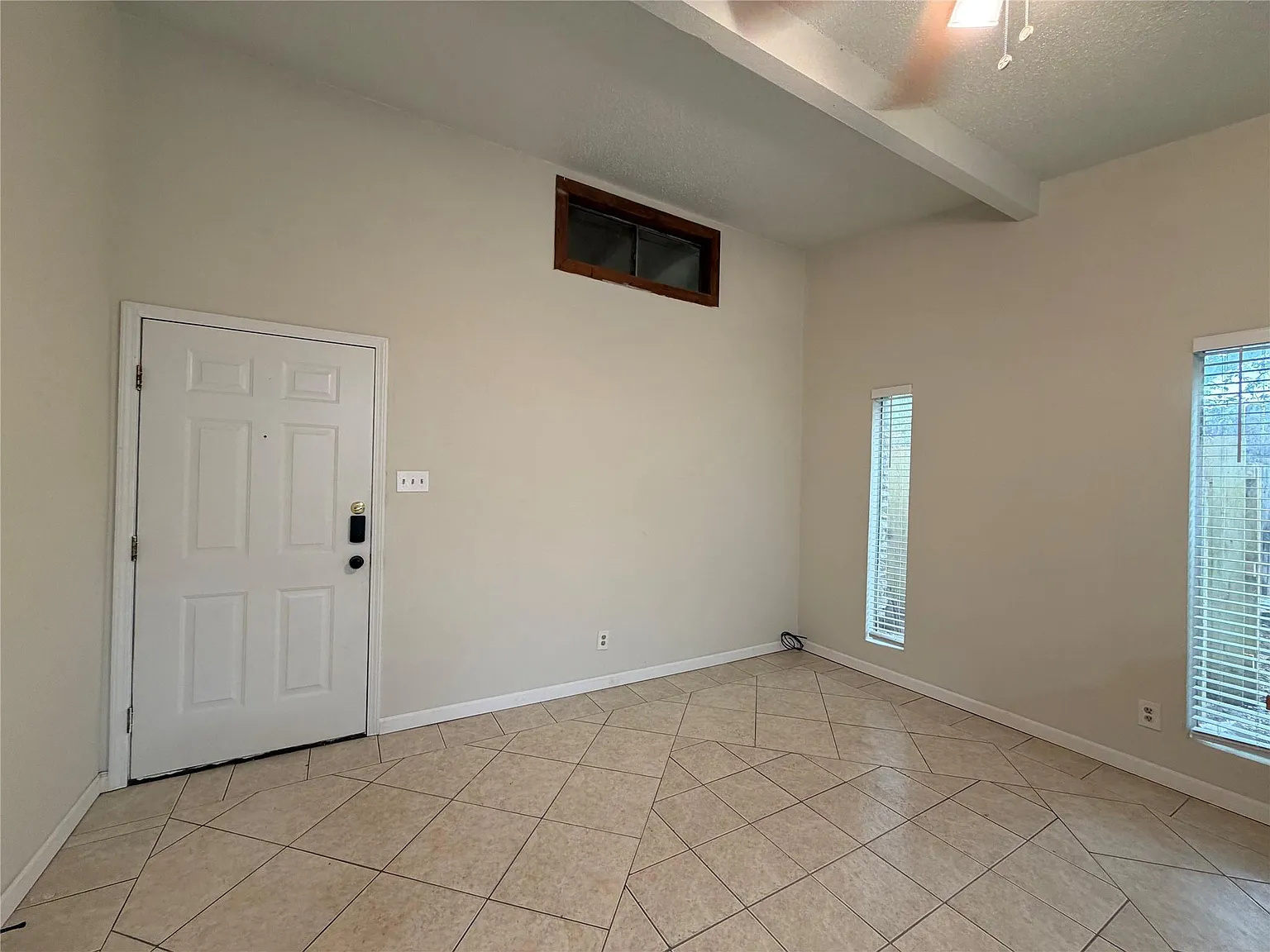 2 bed, 1.0 bath, 828 sqft, $1,050 — Photo 3